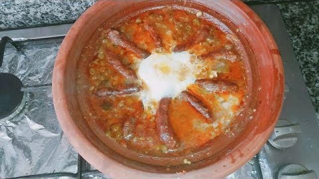 tajine saucisse avec petit pois/(طريقة تحضير النقانق أو الصوصيص في الطاجبن (السجق)